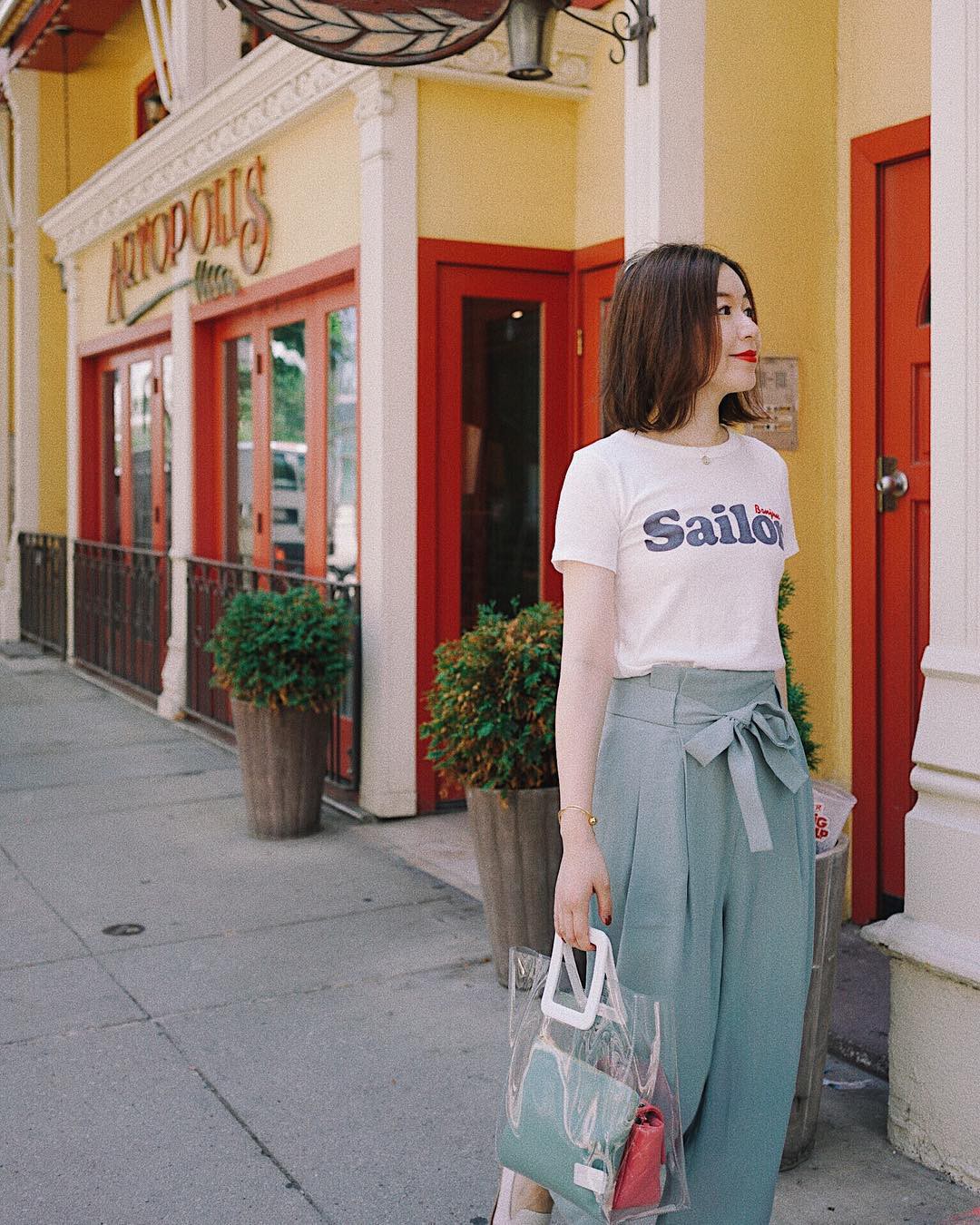 Vừa giấu khéo bụng lớn lại kéo chân tuyệt đỉnh, chẳng trách quần vải thắt nơ lại gây sốt suốt mùa hè/thu năm nay