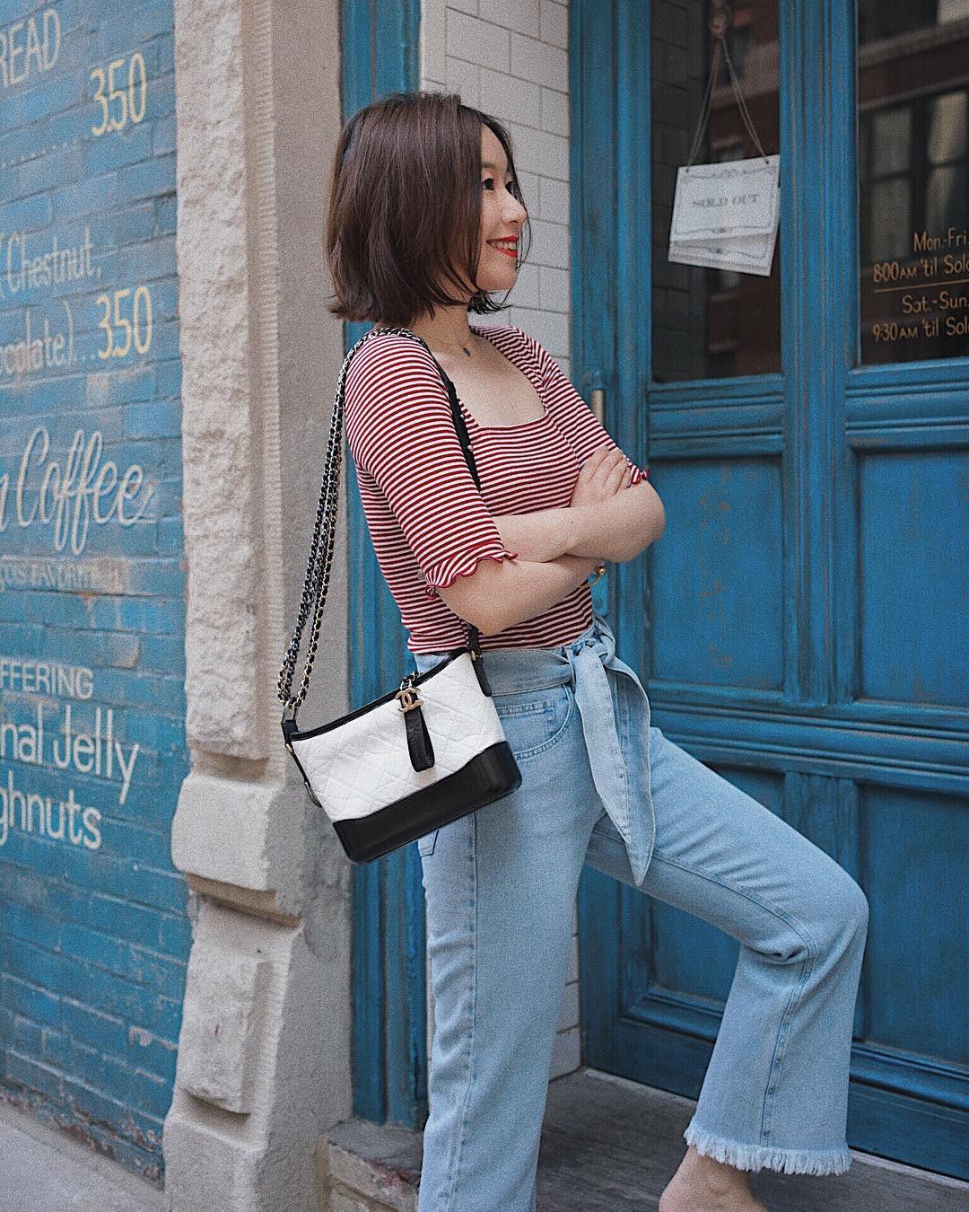 Vừa giấu khéo bụng lớn lại kéo chân tuyệt đỉnh, chẳng trách quần vải thắt nơ lại gây sốt suốt mùa hè/thu năm nay