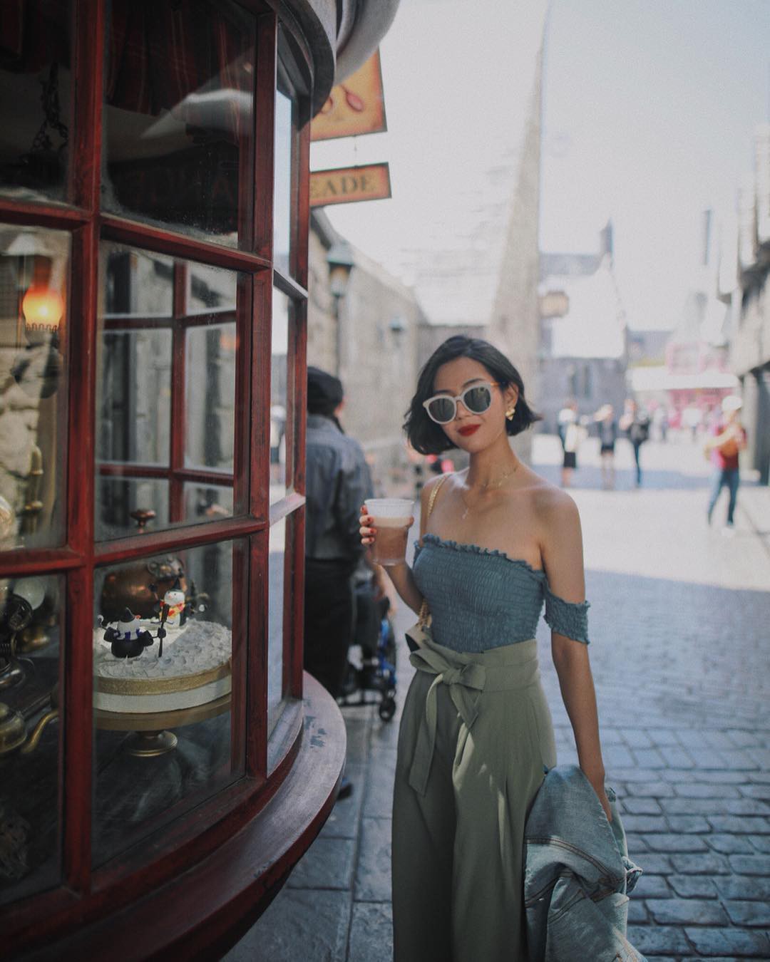 Vừa giấu khéo bụng lớn lại kéo chân tuyệt đỉnh, chẳng trách quần vải thắt nơ lại gây sốt suốt mùa hè/thu năm nay