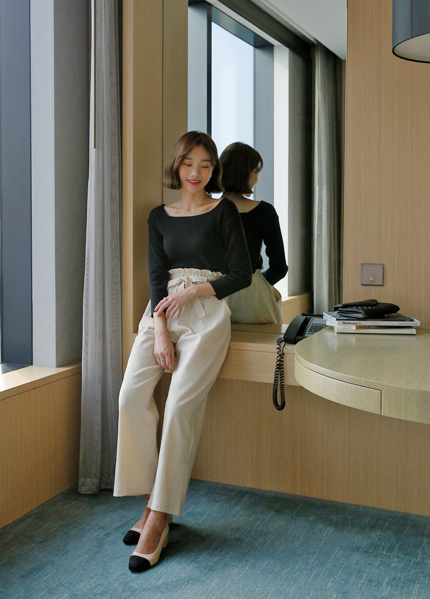 Vừa giấu khéo bụng lớn lại kéo chân tuyệt đỉnh, chẳng trách quần vải thắt nơ lại gây sốt suốt mùa hè/thu năm nay