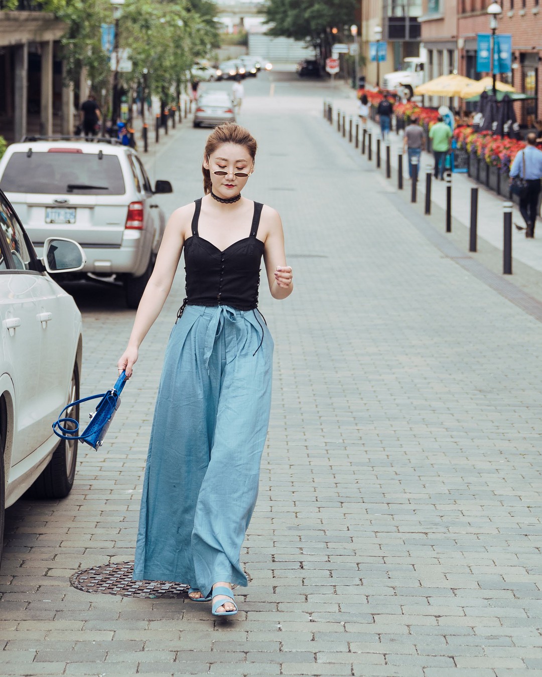 Vừa giấu khéo bụng lớn lại kéo chân tuyệt đỉnh, chẳng trách quần vải thắt nơ lại gây sốt suốt mùa hè/thu năm nay