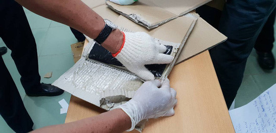 Phát hiện gần 6 kg thuốc lắc giấu trong kiện quà biếu