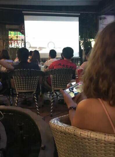 Khi chồng muốn cổ vũ cho Olympic Việt Nam nhưng vợ lại nghiền Diên Hy Công Lược thì đây chính là phương pháp vẹn cả đôi đường