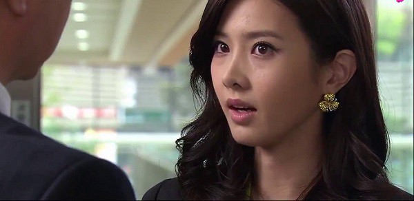 Từ một bức ảnh chồng gửi rất đỗi bình thường, vợ nhanh chóng phát hiện ra vấn đề đen tối trên tay áo