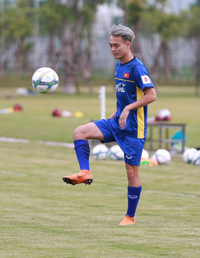 Trước mái tóc vàng đang gây sốt, hóa ra Văn Toàn còn để nhiều kiểu tóc chất nghệ và trendy chẳng kém