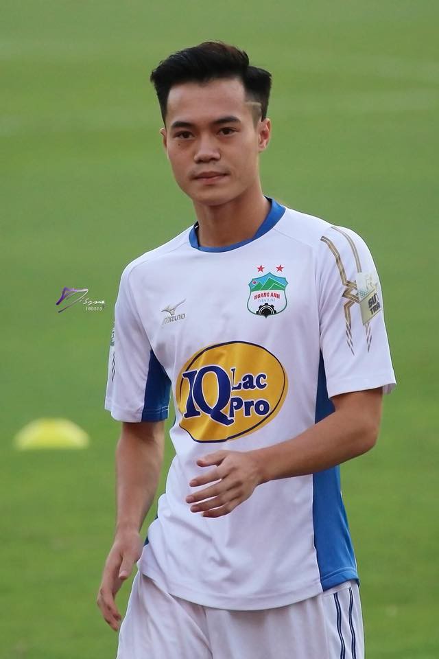 Trước mái tóc vàng đang gây sốt, hóa ra Văn Toàn còn để nhiều kiểu tóc chất nghệ và trendy chẳng kém