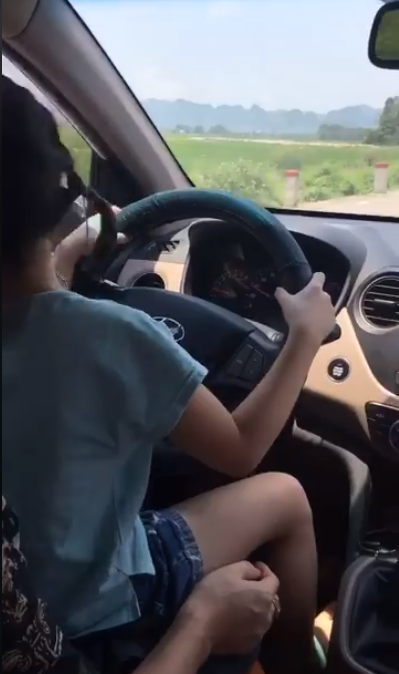 Bố cho con gái nhỏ cầm lái ô tô, mẹ quay phim khen lái xe siêu thế khiến cư dân mạng bức xúc