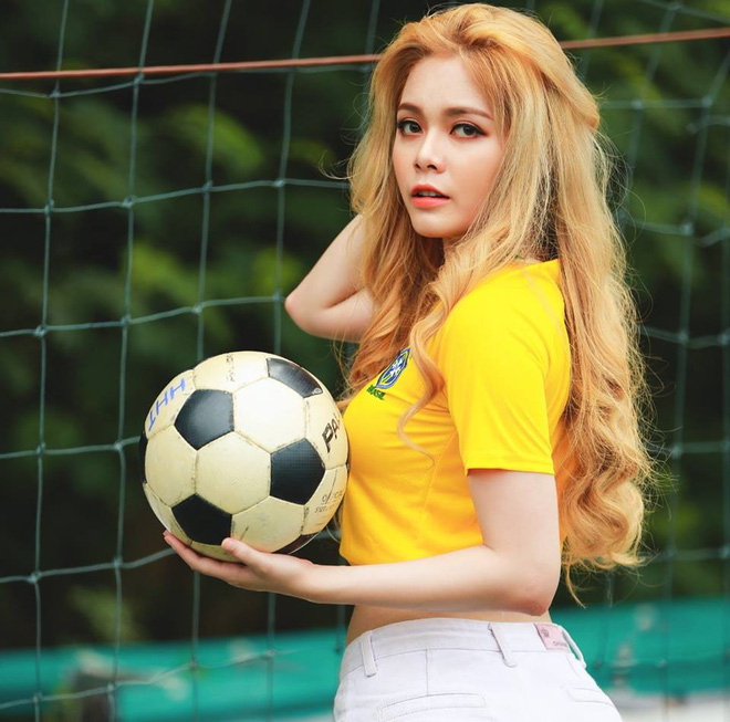 Hot girl bình luận Word Cup: Bàn thắng của Văn Toàn xuất thần nhưng có phần may mắn