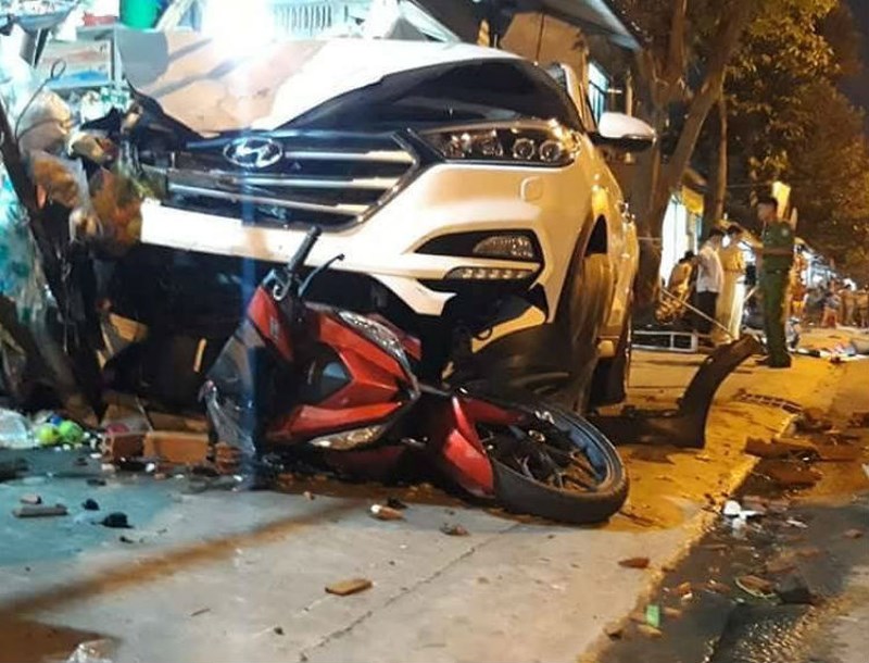 Ô tô lao vỉa hè gây tai nạn kinh hoàng, 6 người thương vong