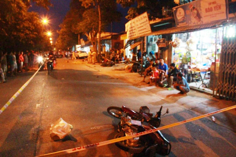 Ô tô lao vỉa hè gây tai nạn kinh hoàng, 6 người thương vong