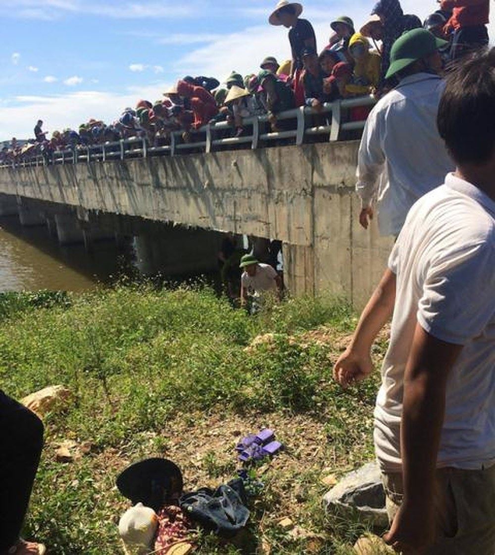 Hơn trăm người thâu đêm tìm kiếm bé 4 tuổi dưới suối