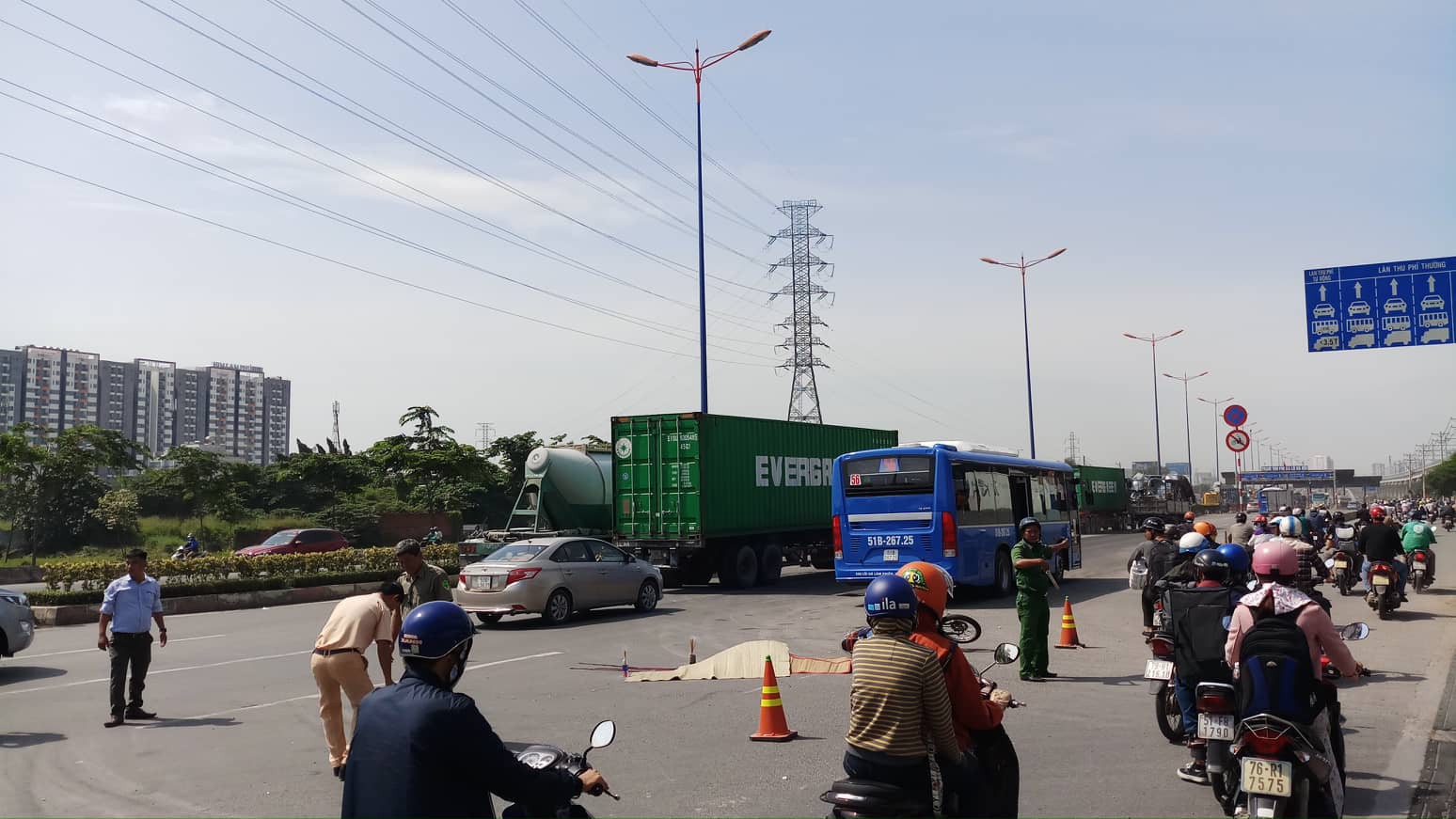 Người phụ nữ bị bánh xe buýt cán tử vong trên Xa Lộ Hà Nội