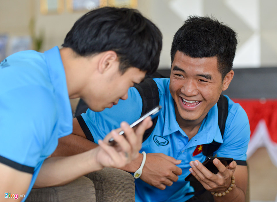 Video: Hà Đức Chinh quay phim, phỏng vấn Công Phượng trước trận bán kết