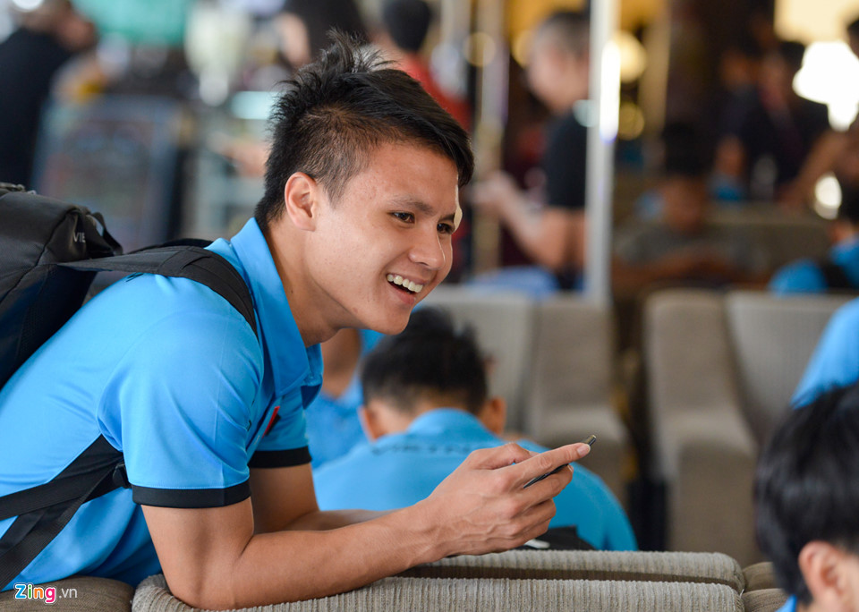 Video: Hà Đức Chinh quay phim, phỏng vấn Công Phượng trước trận bán kết