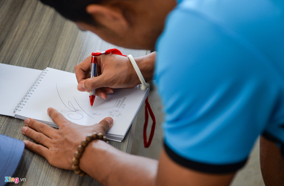 Video: Hà Đức Chinh quay phim, phỏng vấn Công Phượng trước trận bán kết