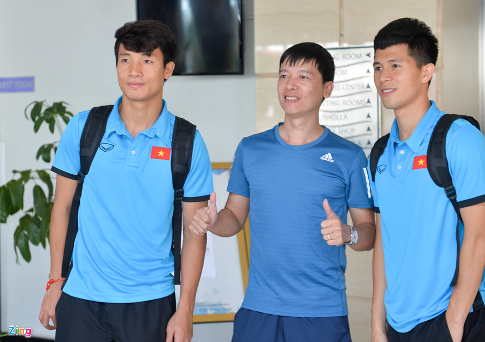 Video: Hà Đức Chinh quay phim, phỏng vấn Công Phượng trước trận bán kết