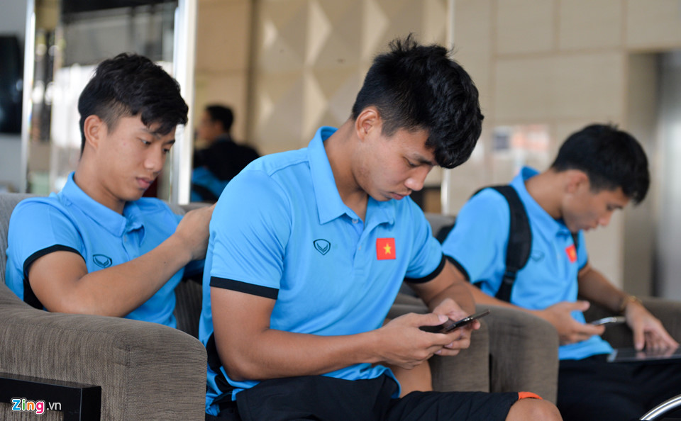 Video: Hà Đức Chinh quay phim, phỏng vấn Công Phượng trước trận bán kết