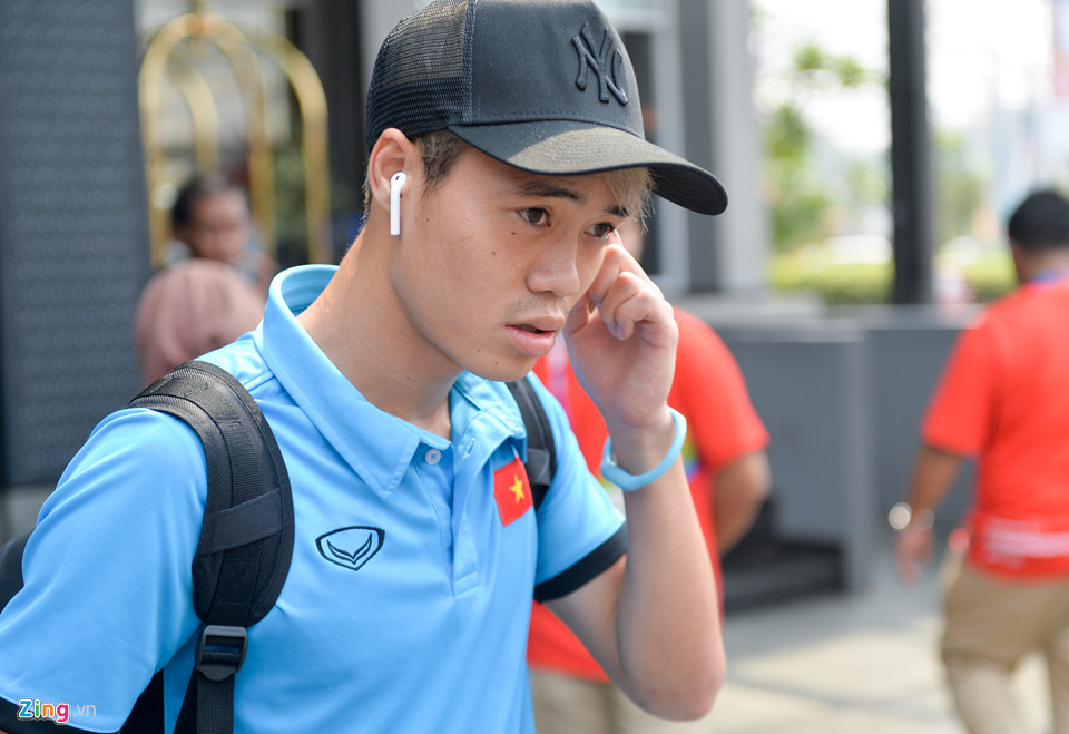 Video: Hà Đức Chinh quay phim, phỏng vấn Công Phượng trước trận bán kết