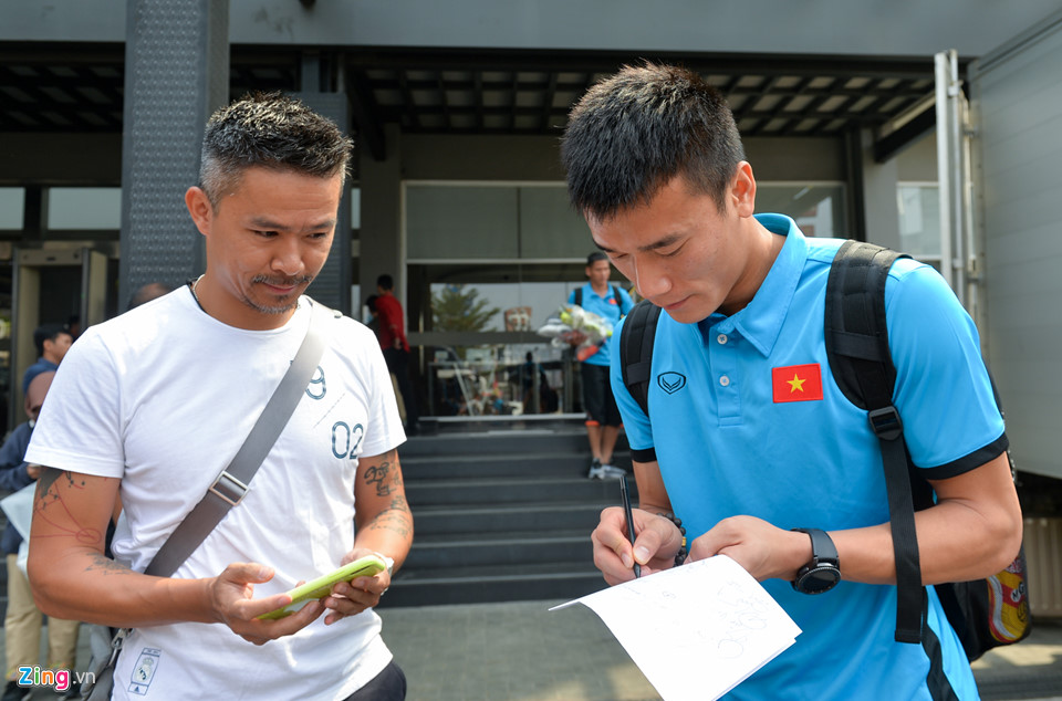 Video: Hà Đức Chinh quay phim, phỏng vấn Công Phượng trước trận bán kết