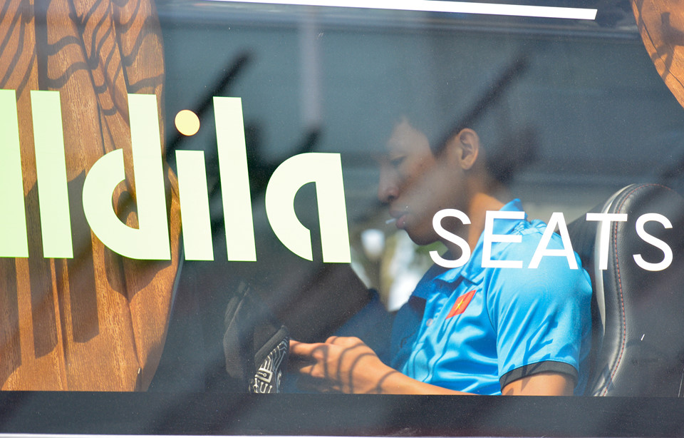 Video: Hà Đức Chinh quay phim, phỏng vấn Công Phượng trước trận bán kết