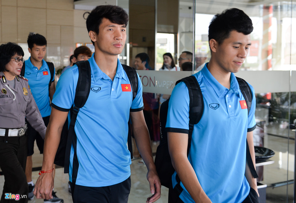 Video: Hà Đức Chinh quay phim, phỏng vấn Công Phượng trước trận bán kết