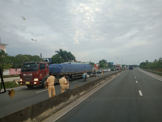 Va chạm với xe đầu kéo, chồng chết, vợ nguy kịch