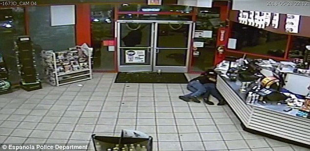 Đấu súng kịch tính ở Mỹ và hành động anh hùng của hai người đàn ông