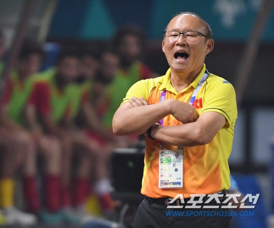 Có một điều ít ai để ý thầy Park là người duy nhất trong sân hát 2 lần quốc ca và là người buồn khi nước nhà chiến thắng