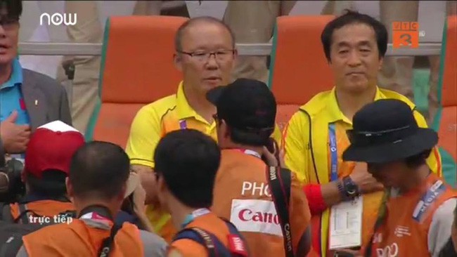 Có một điều ít ai để ý thầy Park là người duy nhất trong sân hát 2 lần quốc ca và là người buồn khi nước nhà chiến thắng