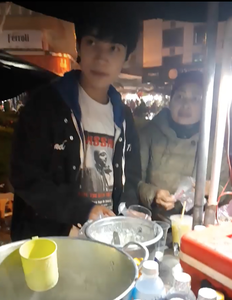 Trai đẹp bán sữa đậu nành nóng ở Đà Lạt được hỏi xin info không ngớt