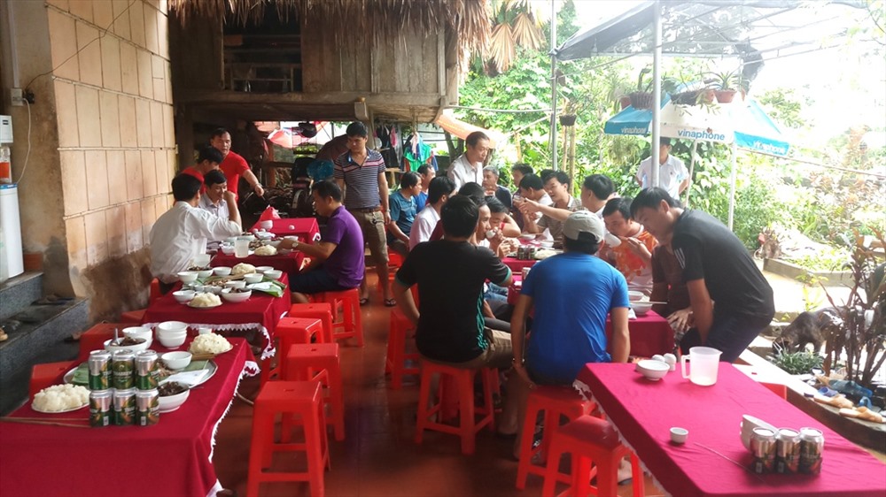 Gia đình thủ môn Bùi Tiến Dũng thịt trâu đãi làng trước trận U23 Việt Nam- U23 Hàn Quốc