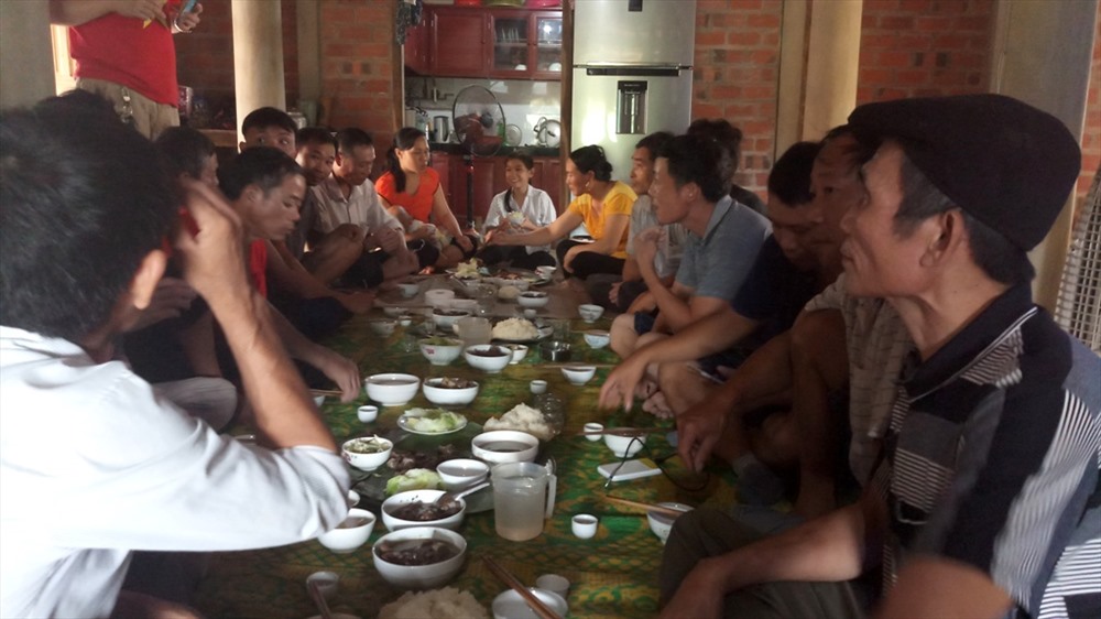 Gia đình thủ môn Bùi Tiến Dũng thịt trâu đãi làng trước trận U23 Việt Nam- U23 Hàn Quốc