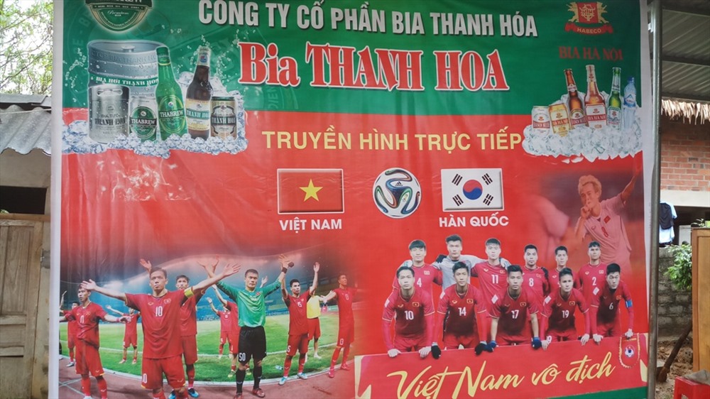 Gia đình thủ môn Bùi Tiến Dũng thịt trâu đãi làng trước trận U23 Việt Nam- U23 Hàn Quốc