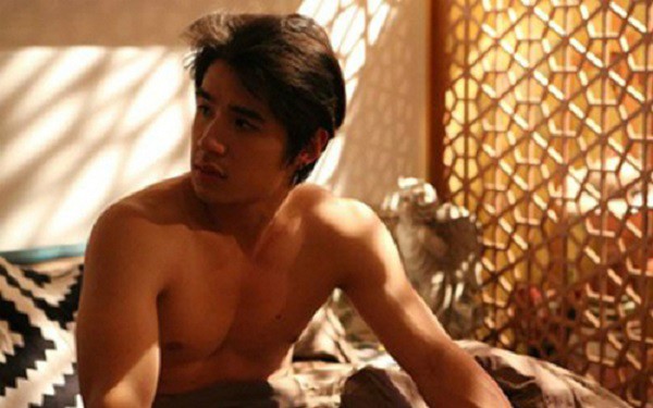 Thua cá độ bóng, bị vợ đuổi khỏi nhà, chồng đi một tuần cầm về số tiền gấp đôi, vợ chết đứng khi biết nguồn gốc thật sự