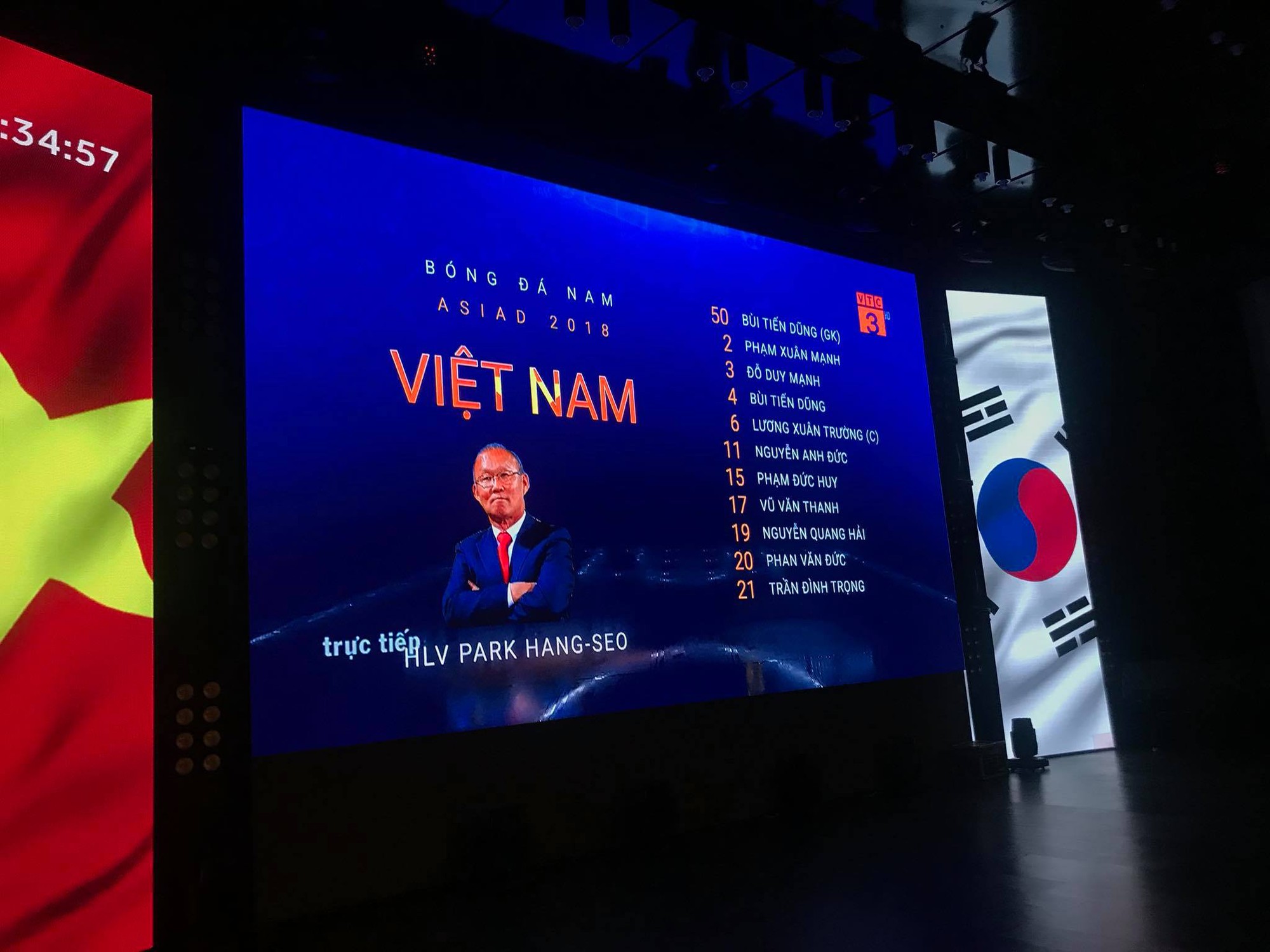 Chảo lửa người hâm mộ tại các trường Đại học cờ hoa rộn ràng, sẵn sàng tiếp sức cho Olympic Việt Nam