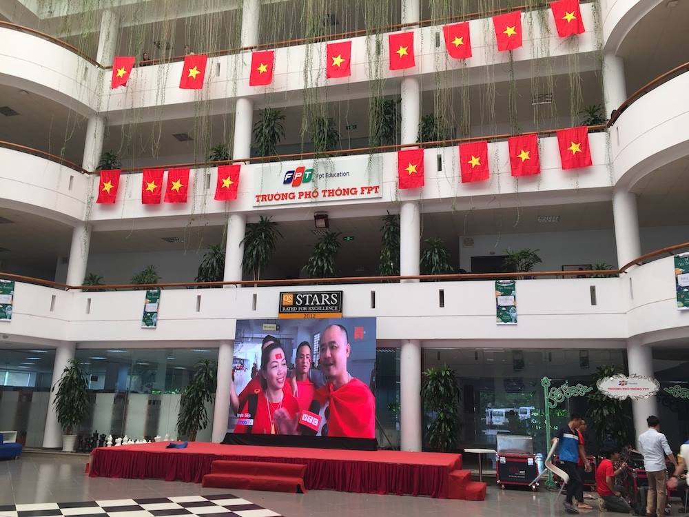 Chảo lửa người hâm mộ tại các trường Đại học cờ hoa rộn ràng, sẵn sàng tiếp sức cho Olympic Việt Nam