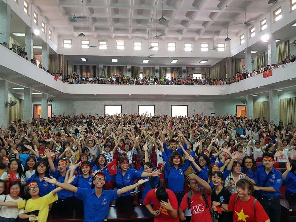 Chảo lửa người hâm mộ tại các trường Đại học cờ hoa rộn ràng, sẵn sàng tiếp sức cho Olympic Việt Nam