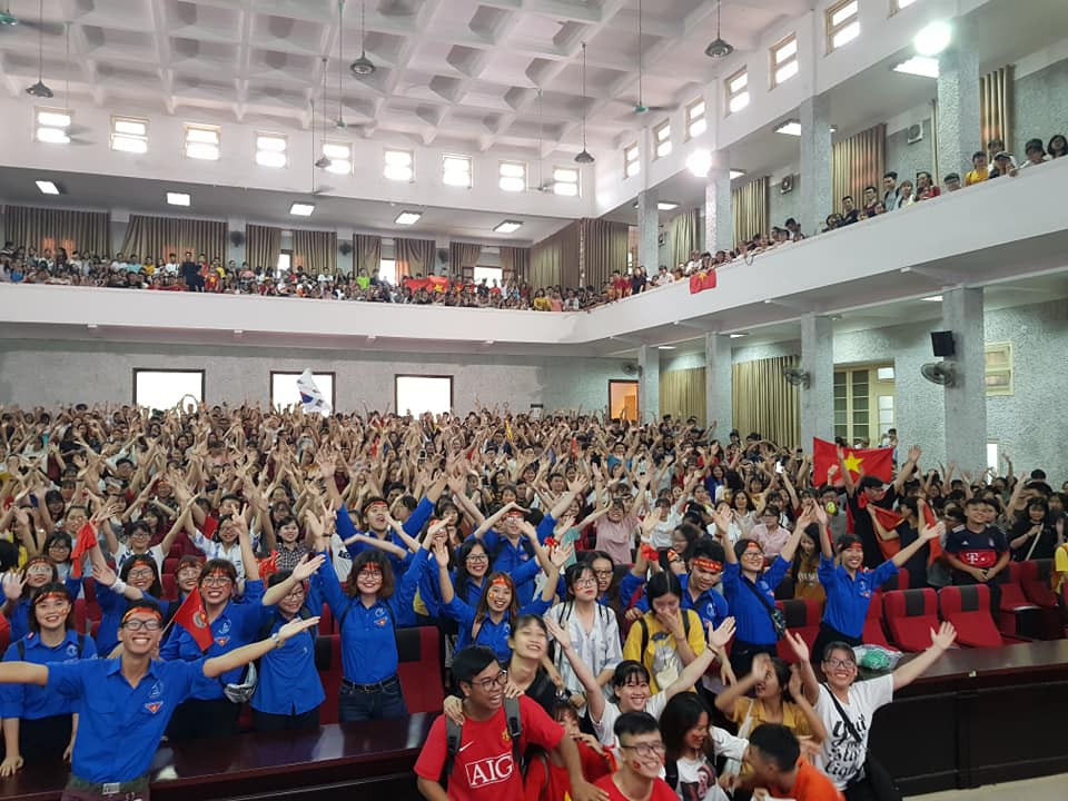 Chảo lửa người hâm mộ tại các trường Đại học cờ hoa rộn ràng, sẵn sàng tiếp sức cho Olympic Việt Nam