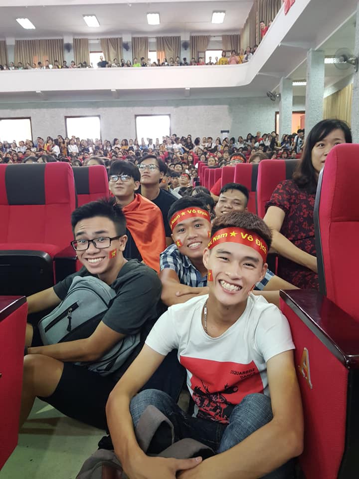 Chảo lửa người hâm mộ tại các trường Đại học cờ hoa rộn ràng, sẵn sàng tiếp sức cho Olympic Việt Nam