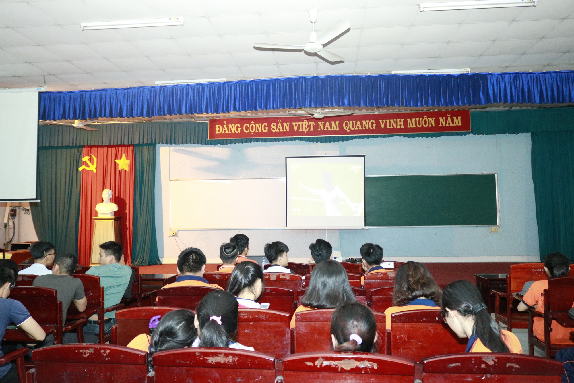 Chảo lửa người hâm mộ tại các trường Đại học cờ hoa rộn ràng, sẵn sàng tiếp sức cho Olympic Việt Nam