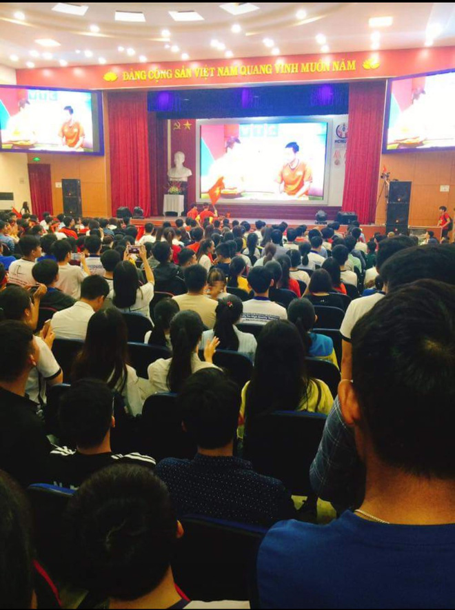 Chảo lửa người hâm mộ tại các trường Đại học cờ hoa rộn ràng, sẵn sàng tiếp sức cho Olympic Việt Nam