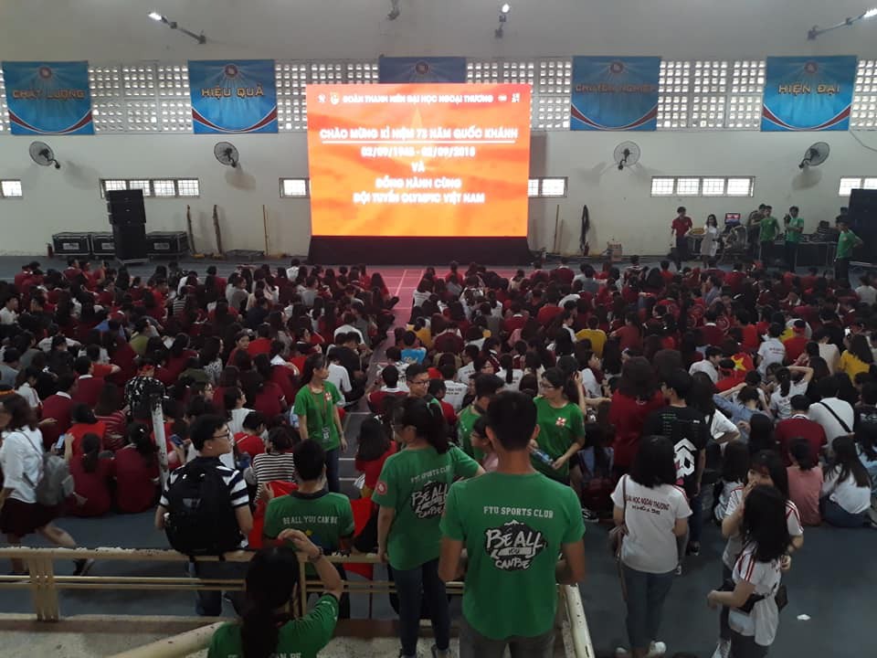 Chảo lửa người hâm mộ tại các trường Đại học cờ hoa rộn ràng, sẵn sàng tiếp sức cho Olympic Việt Nam