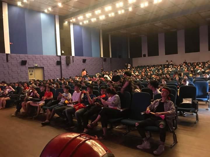 Chảo lửa người hâm mộ tại các trường Đại học cờ hoa rộn ràng, sẵn sàng tiếp sức cho Olympic Việt Nam