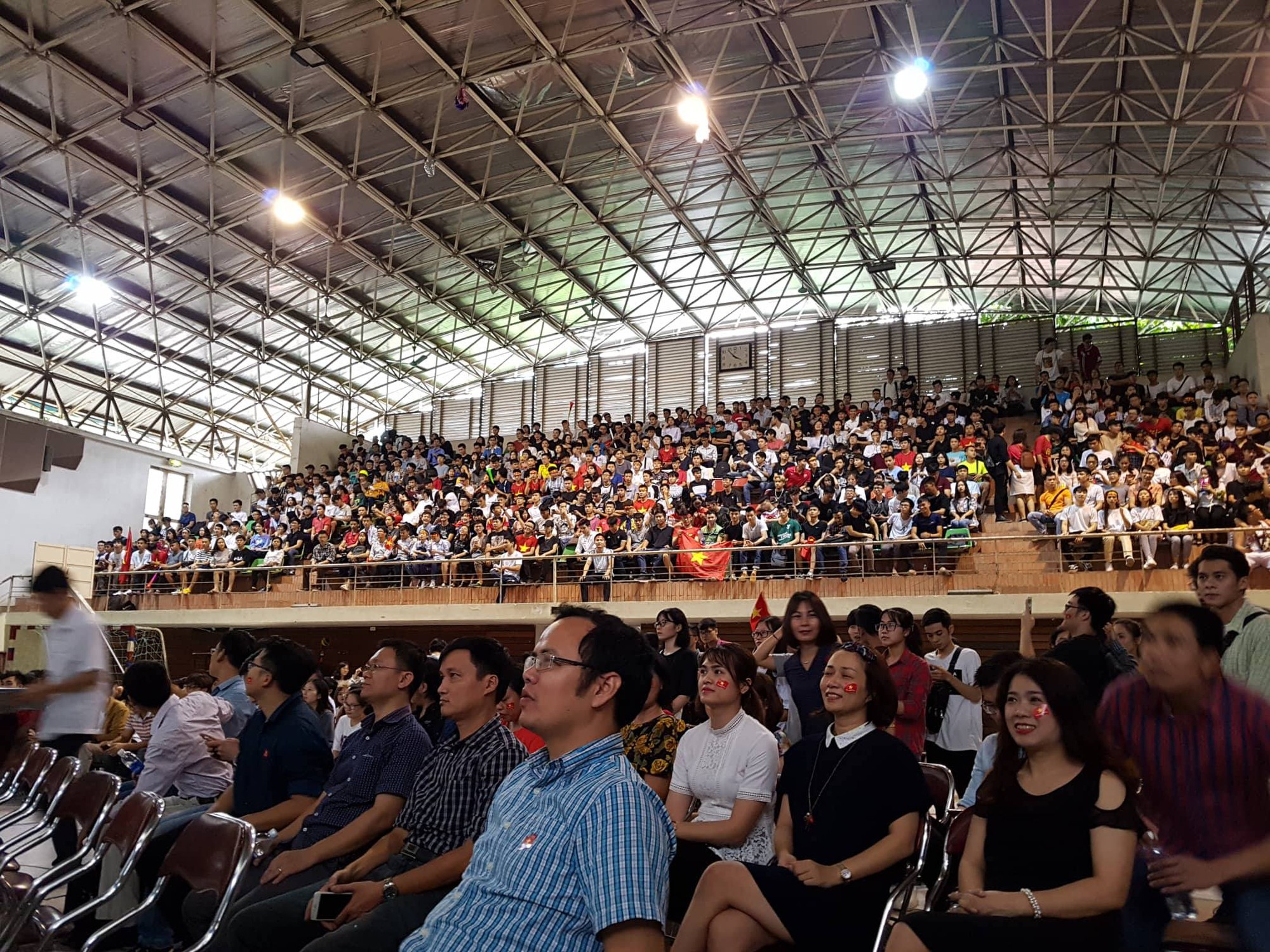 Chảo lửa người hâm mộ tại các trường Đại học cờ hoa rộn ràng, sẵn sàng tiếp sức cho Olympic Việt Nam