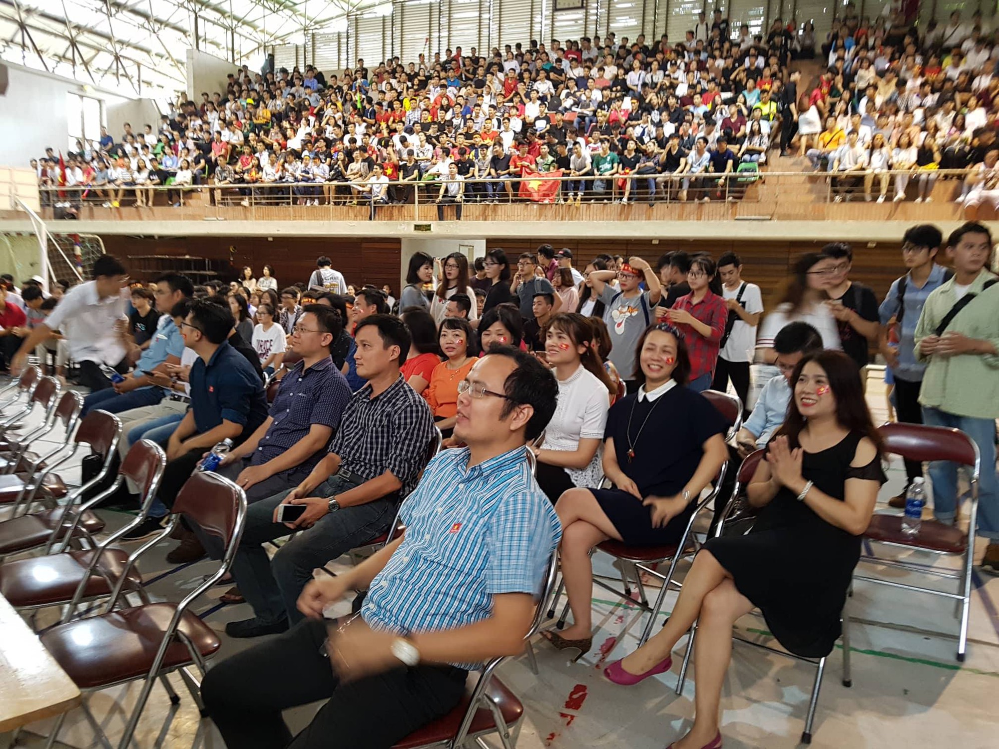 Chảo lửa người hâm mộ tại các trường Đại học cờ hoa rộn ràng, sẵn sàng tiếp sức cho Olympic Việt Nam