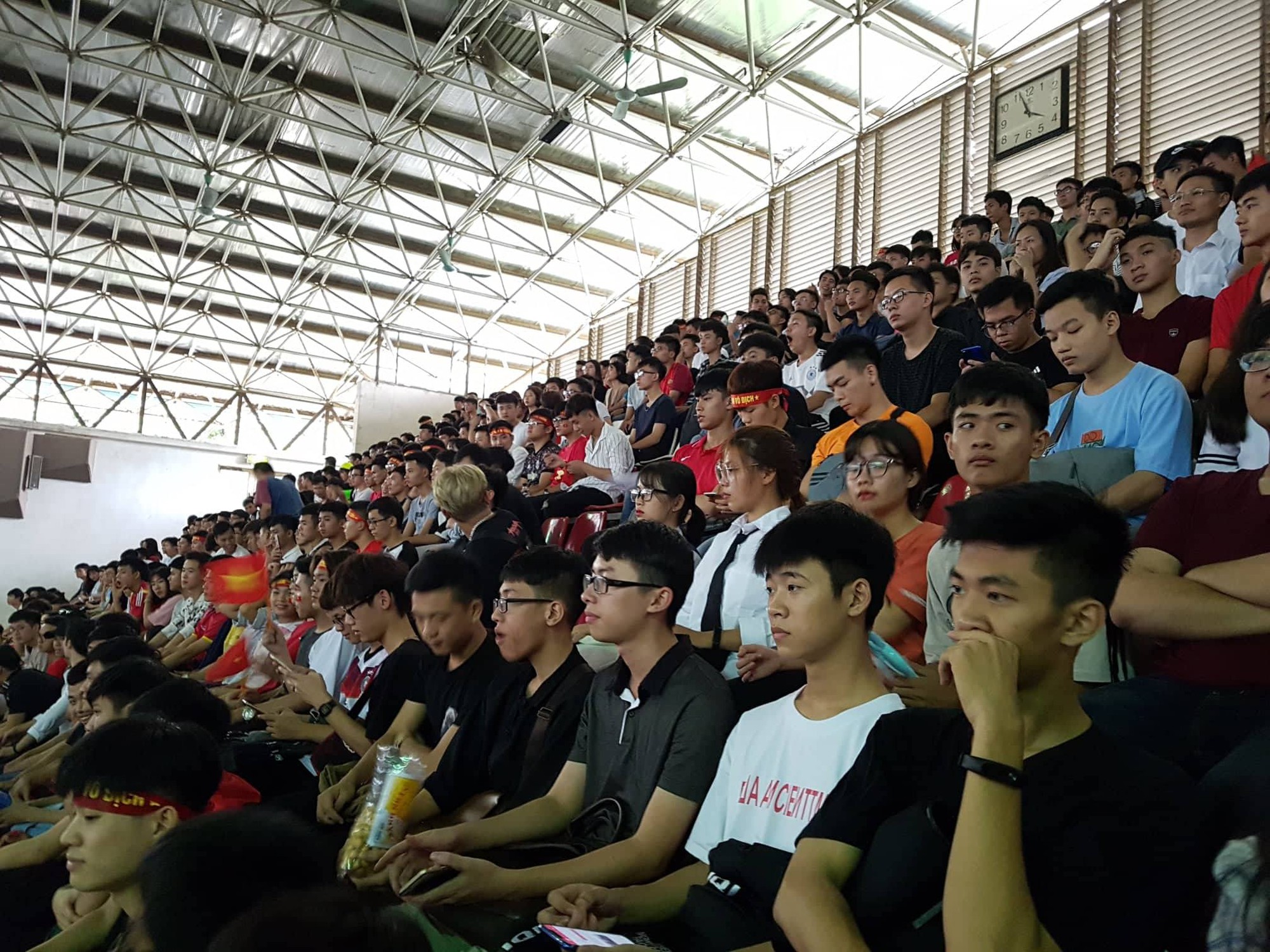 Chảo lửa người hâm mộ tại các trường Đại học cờ hoa rộn ràng, sẵn sàng tiếp sức cho Olympic Việt Nam