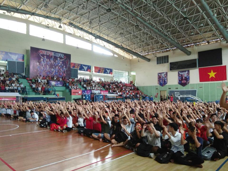 Chảo lửa người hâm mộ tại các trường Đại học cờ hoa rộn ràng, sẵn sàng tiếp sức cho Olympic Việt Nam