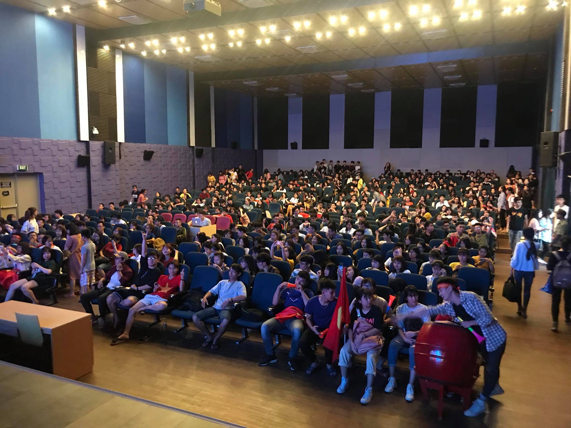 Chảo lửa người hâm mộ tại các trường Đại học cờ hoa rộn ràng, sẵn sàng tiếp sức cho Olympic Việt Nam