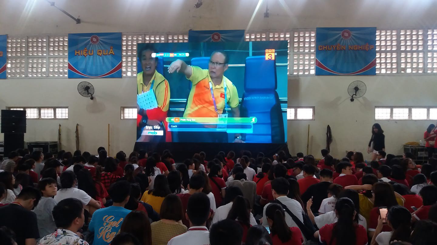 Chảo lửa người hâm mộ tại các trường Đại học cờ hoa rộn ràng, sẵn sàng tiếp sức cho Olympic Việt Nam