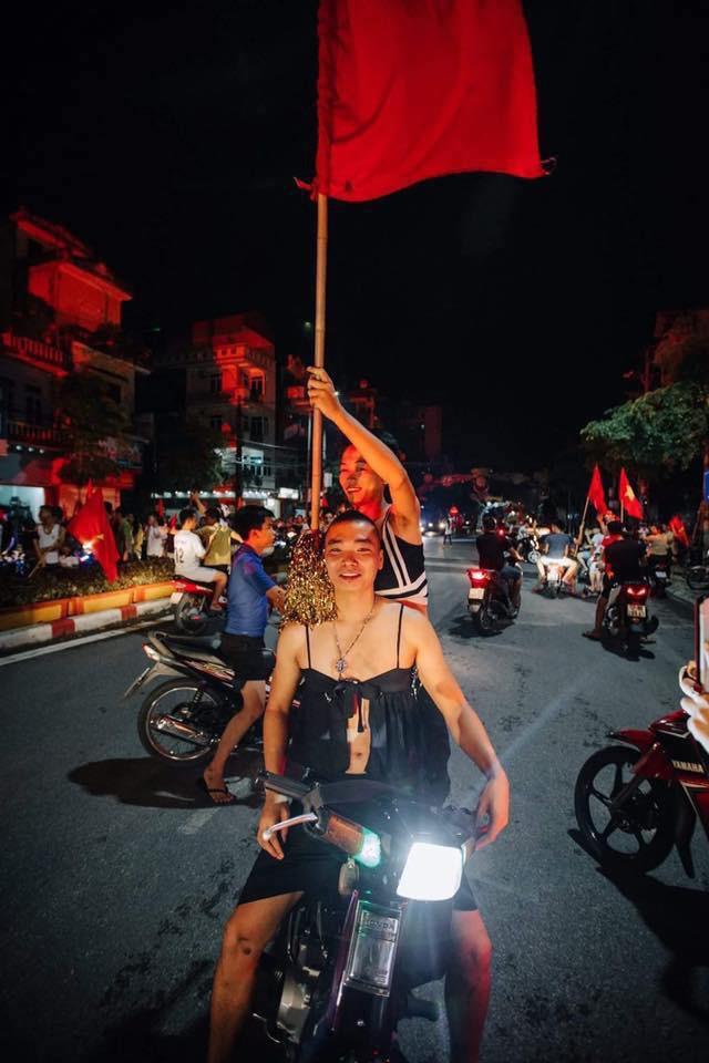 Nhóm thanh niên vai u thịt bắp sẵn sàng mặc váy và bikini xuống đường ăn mừng đội nhà thắng tứ kết ASIAD